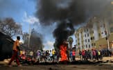 7月20日、ケニアの首都ナイロビで政府の増税に反対し、街頭で反政府抗議デモを繰り広げる人々=ロイター