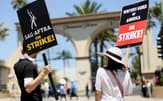 8月2日、ロサンゼルスにあるパラマウント・ピクチャーズでストライキに参加する映画俳優組合と米脚本家組合の関係者=ロイター