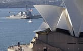 オーストラリアが米国との軍事協力強化を図る背景には「見捨てられる恐怖」があるとの見方もある（シドニー港に入る米ミサイル駆逐艦）=ロイター