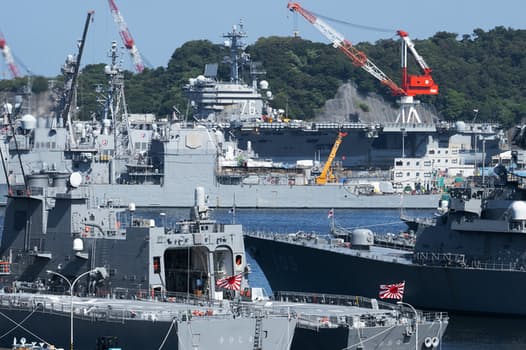 在日米軍や海上自衛隊の基地がある横須賀港。奥に見えるのが米軍の空母ロナルド・レーガンやイージス艦。港を挟んで向かい合うように、自衛隊の護衛艦が停泊していた