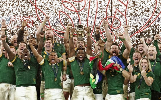 優勝し、喜びを爆発させる南アフリカの選手たち=ロイター