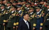中国人民解放軍は軍事力の近代化が進む一方で、採用難や実戦経験の不足といった課題を抱える（烈士記念日の式典に臨む習主席、9月、北京）=ロイター