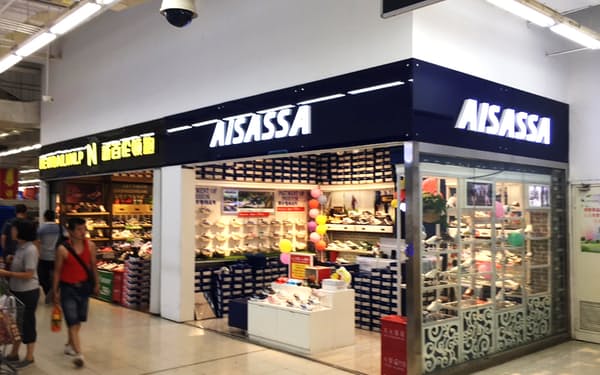 正規ブランドのように振る舞うアシックスの模倣品店舗（北京市内、2018年）