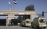 人道危機が一段と深刻に（19日、パレスチナ自治区ガザ境界のラファ検問所前で待機するエジプトの救急車）=AP