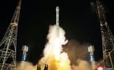 平安北道鉄山郡の西海衛星発射場で行われた偵察衛星「マンリギョン1」号を搭載した新型衛星運搬ロケット「チョンリマ1」型の打ち上げ（21日）=朝鮮通信