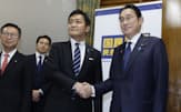 23年度補正予算案に賛成票を投じた国民民主党の玉木代表（中）と握手を交わす岸田首相（24日）