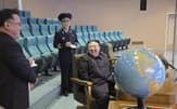 24日に国家航空宇宙技術総局平壌総合管制所を訪れ、笑顔を見せる北朝鮮の金正恩総書記（右）=朝鮮中央通信・共同